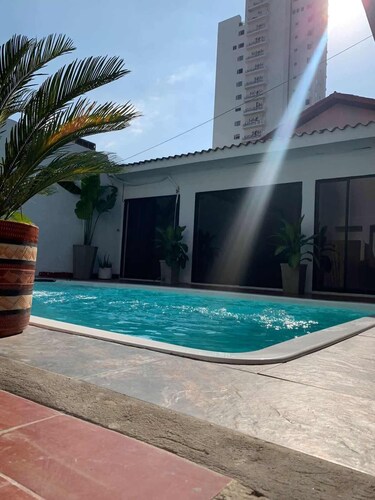 Luxury 8 Bedroom Mansion - Minutes to Walled CIty