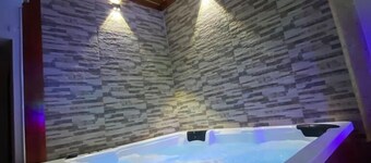 Luxury 8 Bedroom Mansion - Minutes to Walled CIty