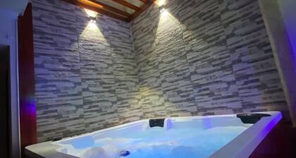 Luxury 8 Bedroom Mansion - Minutes to Walled CIty