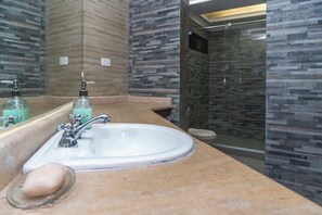 Douche, serviettes fournies, papier de toilette