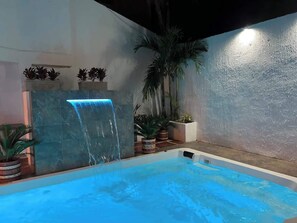 Indoor spa tub