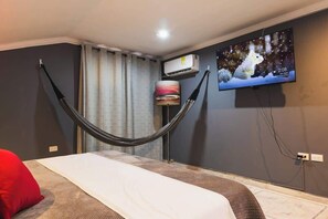 8 chambres, fer et planche à repasser, Wi-Fi, draps fournis