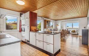 Frigorífico, horno, placa de cocina y lavavajillas