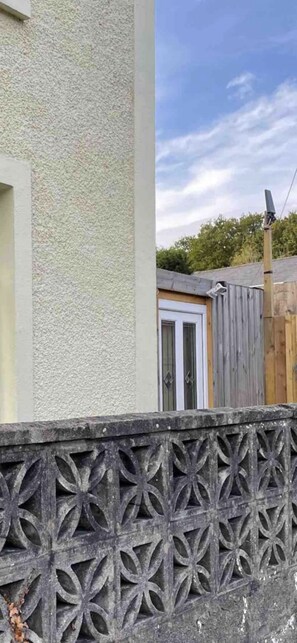 Exterior detail - Cozy annex (Brynmenyn)