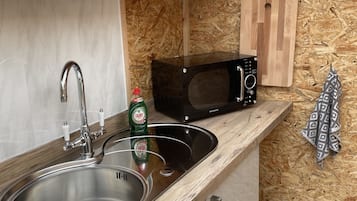 Réfrigérateur, micro-ondes, bouilloire électrique, grille-pain