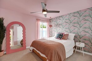 4 bedrooms, iron/ironing board, WiFi, bed sheets - Casa Lazo (Palm Springs)