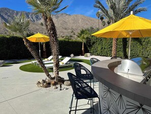 Outdoor dining - Casa Lazo (Palm Springs)