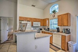 Réfrigérateur, micro-ondes, plaque de cuisson, lave-vaisselle