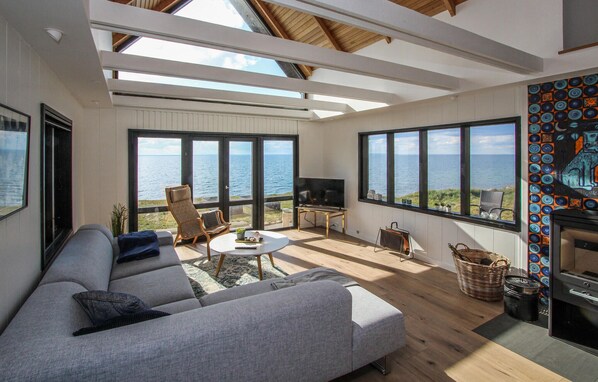 TV, fireplace - Gorgeous home in Samsø with sauna (Samsø)