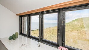 A room with a large window overlooking a coastal landscape. - Gorgeous home in Samsø with sauna (Samsø)