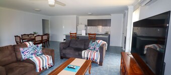 BLK Stays Guest House Deluxe Back Units Morayfield