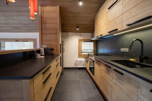 冷蔵庫、電子レンジ、オーブン、コンロ