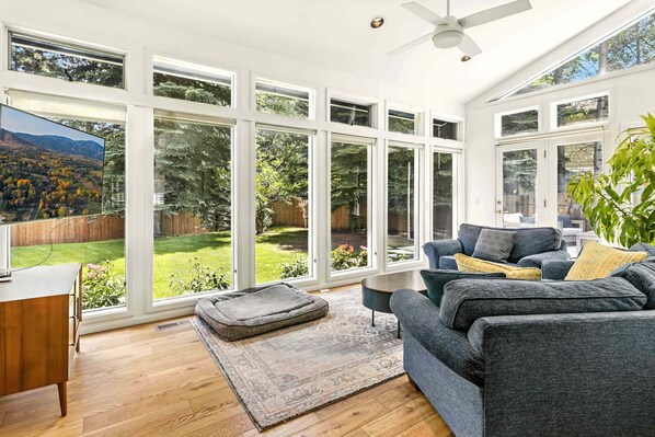 TV, fireplace, books - Cozy Ketchum Home - Dog-Friendly Yard, Hot Tub! (Ketchum)