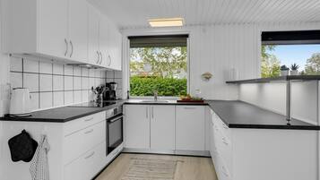 Køleskab, kogeplade, opvaskemaskine, kaffe-/temaskine