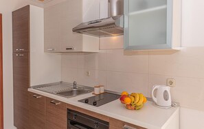 Jääkaappi, uuni, liesi, kahvin-/teenkeitin