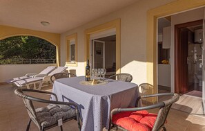 Outdoor dining - Awesome apartment in Razanj (Razanj)