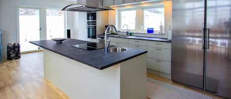 Frigorifero, forno, piano cottura, lavastoviglie