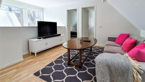 TV, fireplace - Stunning home in Båstad with WiFi (Båstad)