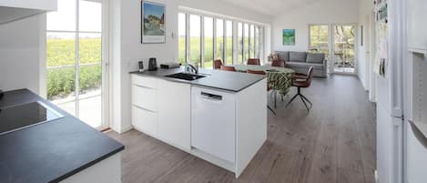 Fridge, oven, stovetop, dishwasher