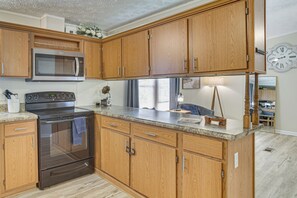 Fridge, microwave, stovetop, dishwasher - Peaceful Louisiana Escape: Fire Pit + Yard! (Covington)