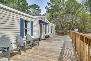 Outdoor dining - Peaceful Louisiana Escape: Fire Pit + Yard! (Covington)