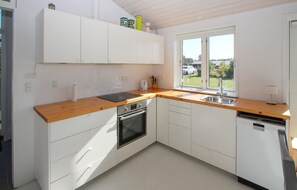 Køleskab, mikrobølgeovn, kogeplade, opvaskemaskine