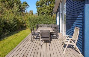 Outdoor dining - Stunning home in Samsø with WiFi (Samsø)