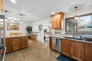 Coffee/tea maker, full-sized fridge, microwave, oven