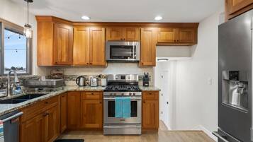 Full-size fridge, microwave, oven, stovetop