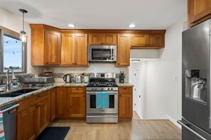 Køleskab/fryser i fuld størrelse, mikrobølgeovn, ovn, kogeplade