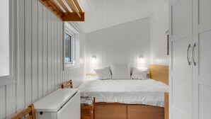A bedroom with a bed, a desk, and a chair. - Nice home in Kalundborg with WiFi (Kalundborg)