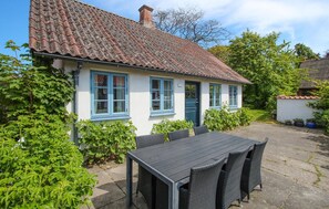 Outdoor dining - 3 bedroom awesome home in Samsø (Samsø)