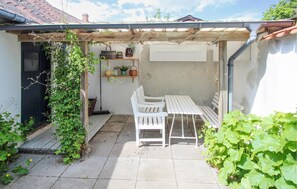 Outdoor dining - 3 bedroom awesome home in Samsø (Samsø)