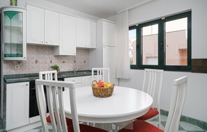 Fridge, oven, stovetop, coffee/tea maker