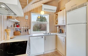 Køleskab, kogeplade, opvaskemaskine, kaffe-/temaskine