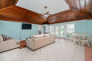 Living area - B Relaxing waterfront 3bdrm 2bath countryside home! (Bayview)