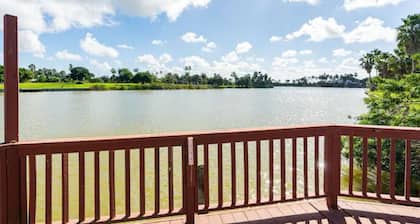 Cheerful 2 Bedroom Cottage with fishing deck!