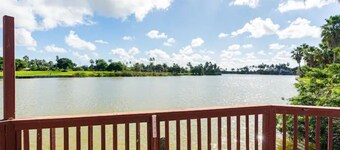 Cheerful 2 Bedroom Cottage with fishing deck!