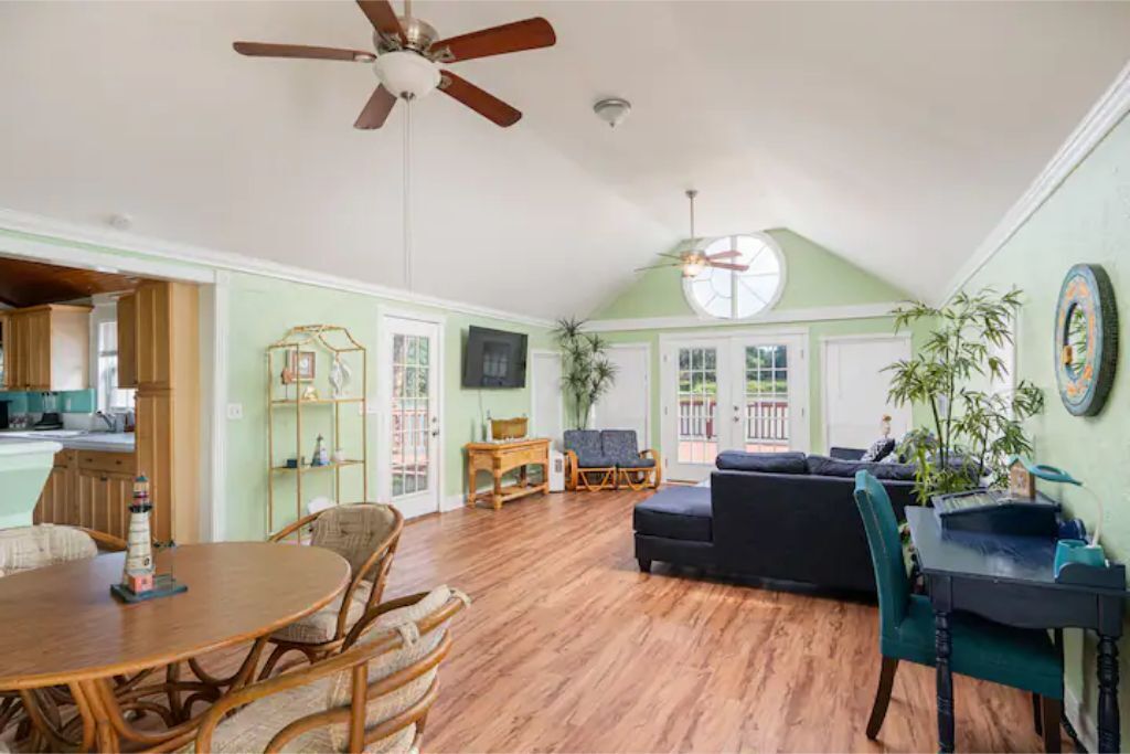 Cheerful 2 Bedroom Cottage with fishing deck!