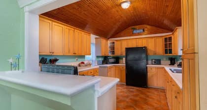 Cheerful 2 Bedroom Cottage with fishing deck!