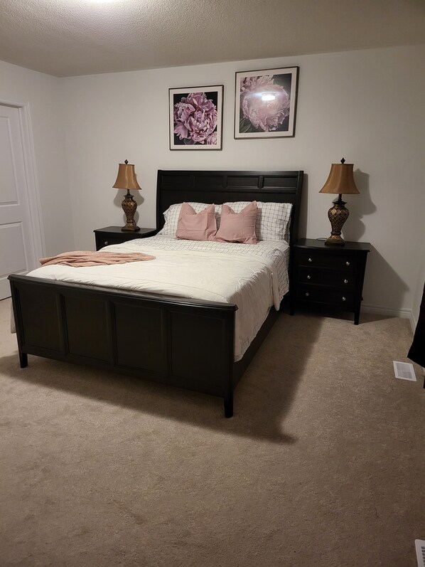 4 makuuhuonetta, silitysrauta/-lauta, ilmainen Wi-Fi, vuodevaatteet