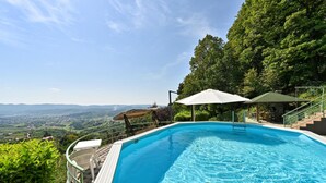 A swimming pool with a view of a valley and mountains in the background. - Stunning home in Madzarevo with sauna (Madzarevo)