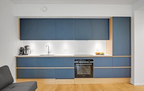 Kühlschrank, Ofen, Geschirrspüler, Wasserkocher mit Kaffee-/Teezubehör