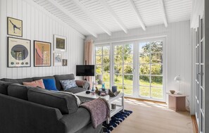 TV, fireplace - Stunning home in Samsø with WiFi (Samsø)