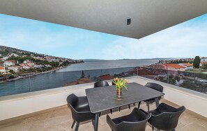 Outdoor dining - Cozy apartment in Okrug Gornji with lake view (Okrug Gornji)