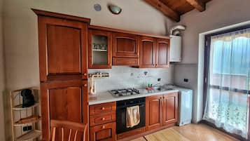 Frigorífico, horno, placa de cocina y cafetera o tetera