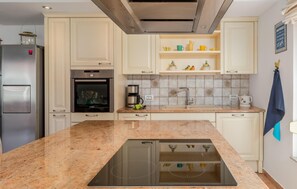 ثلاجة، فرن، موقد طهي مسطح، غسالة أطباق