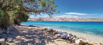 Gorgeous apartment in Barbat with WiFi