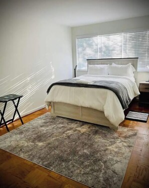 2 habitaciones, escritorio y tabla de planchar con plancha 