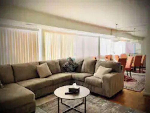 Newly Renovated 2 Bedroom Condo 10min drive to DC